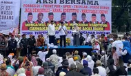 Sekelompok massa menggelar aksi di kawasan Patung Kuda, Jalan Medan Merdeka Barat, Jakarta Pusat, Jumat (19/4/2024), yang di mana didominasi oleh pendukung dari pasangan capres-cawapres nomor urut 1 Anies Baswedan-Muhaimin Iskandar. (Foto: Merdeka.com/Genantan Saputra).