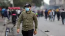 Seorang pria mengenakan masker di sebuah jalan di Baghdad, Irak, (25/2/2020). Irak mengumumkan empat kasus baru COVID-19 di Provinsi Kirkuk, wilayah utara, pada Selasa (25/2), sehingga total pasien terinfeksi di negara itu bertambah menjadi lima orang. (Xinhua/Khalil Dawood)
