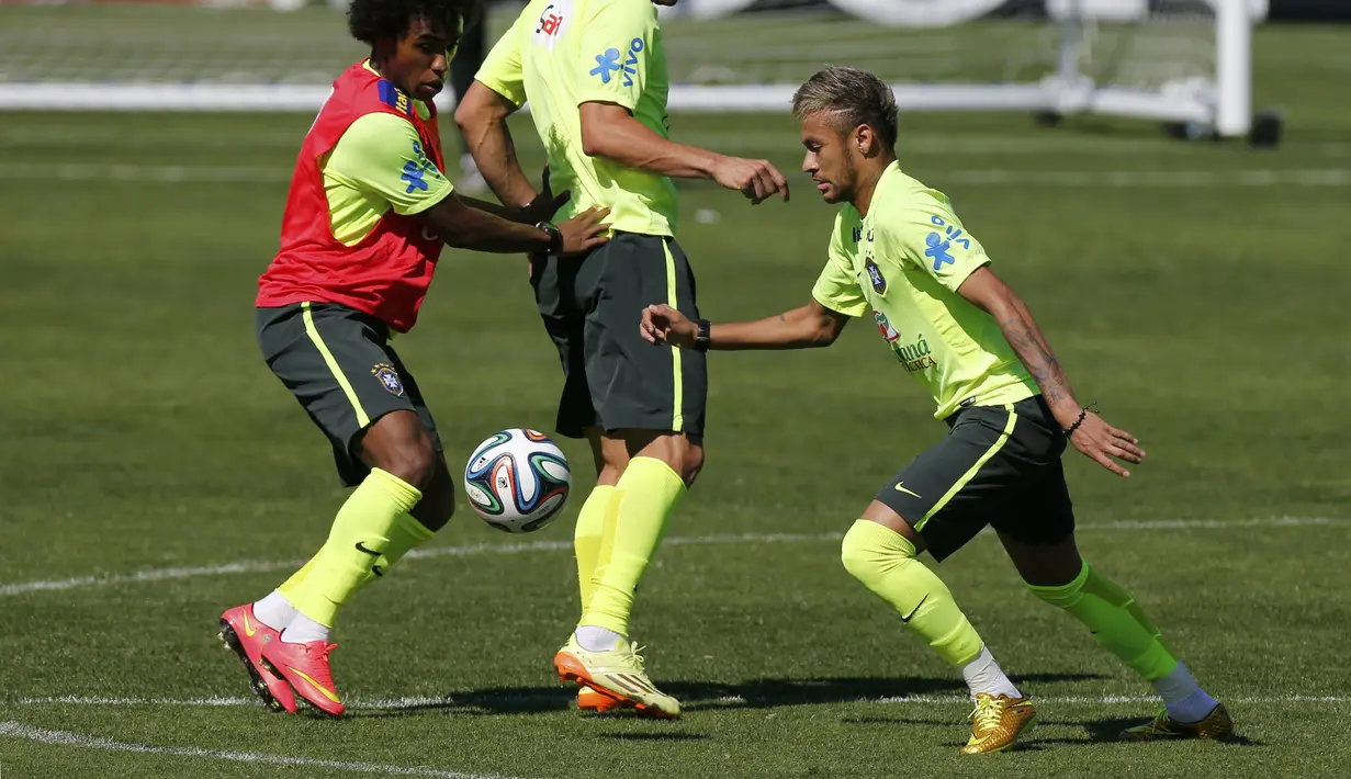 Sepatu emas tersebut tersebut merupakan produksi Nike dengan varian Hypervenom Phantom. Nike sengaja memberi hadiah spesial untuk Neymar, Rio de Janeiro (2/7/2014) (REUTERS/Marcelo Regua)