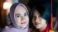 Momen wisuda online Siti Adira Kania. (Instagram/adirakania)