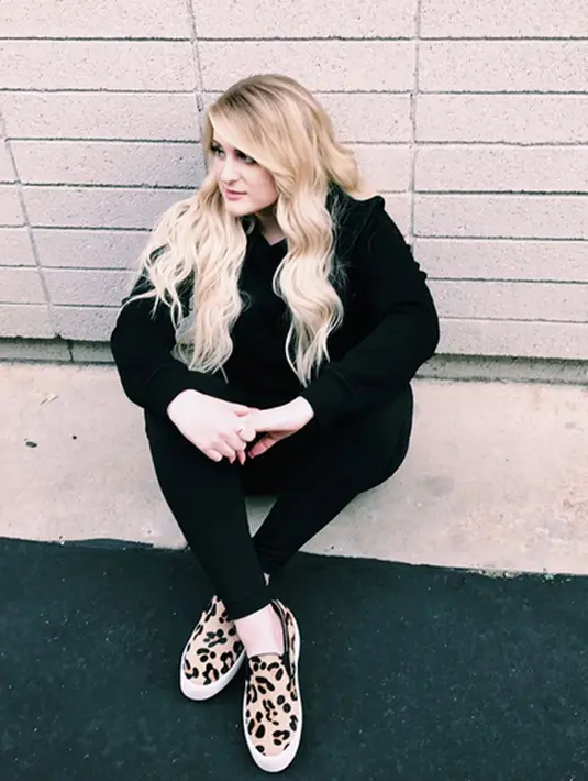 “Saat masih sekolah, aku suka dengan seorang pria. Namun dia menolakku dan mengatakan aku gemuk. Sungguh menyakitkan. Rasanya sejak itu aku ingin menangis dan tidak ingin makan sedikitpun,” ungkap Megan Trainor. (Instagram/meghantrainor)