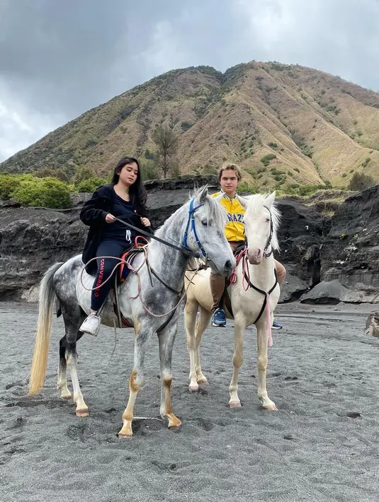 Lebih lanjut Tissa Biani menjelaskan sosok kekasihnya yang membuat dirinya sampai tergila-gila. Baginya, pria bernama asli Abdul Qodir Jaelani itu merupakan orang yang lucu, jahil dan patuh terhadap agama.  (Instagram/duljaelani)