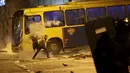 Para demonstran terlibat bentrok dengan Polisi Anti Huru hara di Brasil, Jumat (8/1/2016). Pengunjuk rasa protes terhadap kenaikan tarif untuk bus kota di Sao Paulo. (Reuters/ Lunae Parracho)