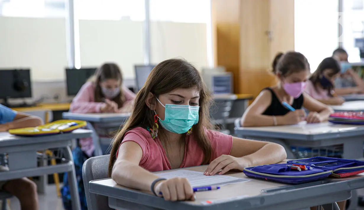 Siswa mengikuti kegiatan belajar metode blended learning (sistem pembelajaran campuran) di Lycee Francais De School, Jakarta, Jumat (28/5/2021). Sekolah ini menerapkan sistem pembelajaran tatap muka dengan daring agar ruang kelas hanya diisi 50 persen kapasitas siswa. (Liputan6.com/Faizal Fanani)