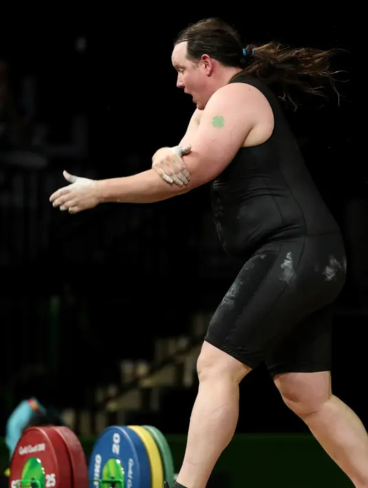 Laurel Hubbard memegang sikunya saat gagal mengangkat besi dalam perebutan final angkat besi wanita + 90kg pada Commonwealth Games 2018 di Gold Coast, Australia, (9/4). (AP Photo/Mark Schiefelbein)