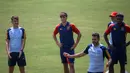 <p>Pelatih Timnas Spanyol U-17 Hernan Perez memberikan instruksi dalam sesi latihan menjelang Piala Dunia U-17 2023 di Lapangan Gelora Samudera, Kuta, Bali pada Jumat pagi (3/11/2023). (Bola.com/Alit Binawan)</p>