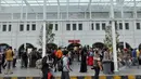 Suasana Stasiun Kereta Pasar senen, Jakarta, Jumat (13/3/2015). PT KAI akan menaikkan harga tiket per 1 April 2015, kenaikan tersebut dipengaruhi oleh fluktuasi harga bahan bakar minyak (BBM).  (Liputan6.com/Faizal Fanani)
