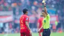 Pemain Persija Jakarta, Rizky Ridho, mendapat kartu kuning setelah melakukan pelanggaran terhadap pemain Persib Bandung, Beckham Putra, dalam lanjutan Liga 1 Indonesia 2024/2025 di Stadion Patriot Candrabhaga, Bekasi, pada Minggu (16/2/2025). (Bola.com/M Iqbal Ichsan)