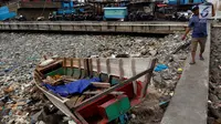 Di Balik Lautan Sampah Muara Baru, Bukan Cuma Penyakit Kulit yang Mengintai