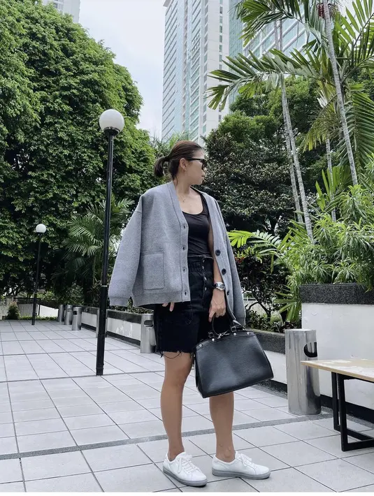 Greysia tempak kasual mengenakan pakaian monokrom, dari jaketnya berwarna abu-abu, inner tanktop hitam. Dan short pants hitamnya. Bahkan ia mengenakan aksesori handbag hitam, sungless, dan sneakers putih. Dok. Instagram @greyspolii