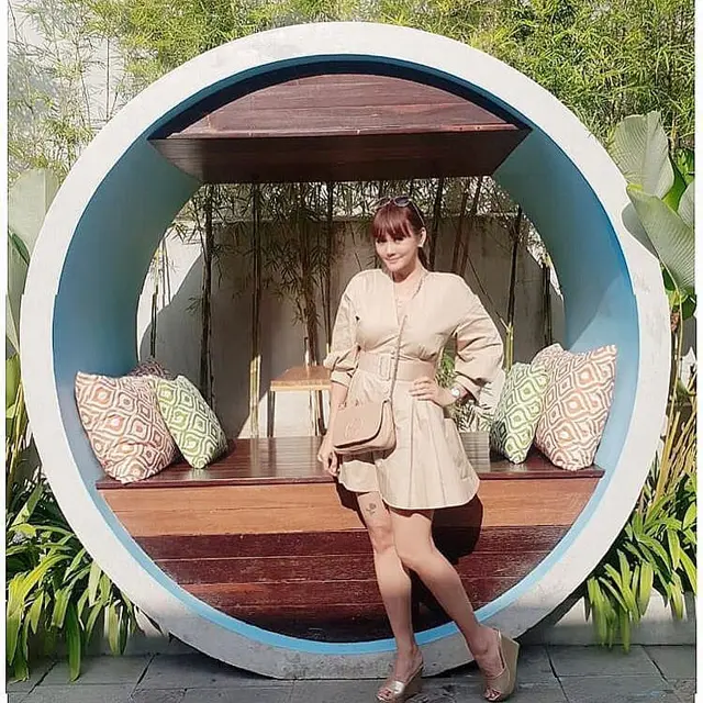 7 Potret Anita Hara yang Tetap Tampil Awet Muda di Usia 40 Tahun