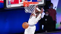 Pebasket Denver Nuggets, Jerami Grant, memasukkan bola saat melawan Los Angeles Clippers pada gim ketujuh semifinal playoff NBA di Lake Buena Vista, Selasa (15/9/2020).  Nuggets menang dengan skor 104-89. (AP//Mark J. Terrill)