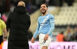 Pemain anyar Man City, Rayan Cherki, merayakan golnya ke gawang Newcastle United pada lanjutan Carabao Cup di St. James' Park, Rabu (14/1/2026) dini hari WIB. (Oli SCARFF / AFP)