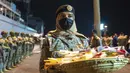 <p>Nour Al-Ghanmi dari Angkatan Laut Kerajaan Arab Saudi membawa nampan berisi permen untuk menyambut warga yang dievakuasi dari Sudan di Pelabuhan Jeddah, Arab Saudi, Senin (24/4/2023). ( Saudi Ministry of Media via AP)</p>