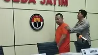 Wahyu Kenzo saat digiring di Polda Jatim. (Dian Kurniawan/Liputan6.com)