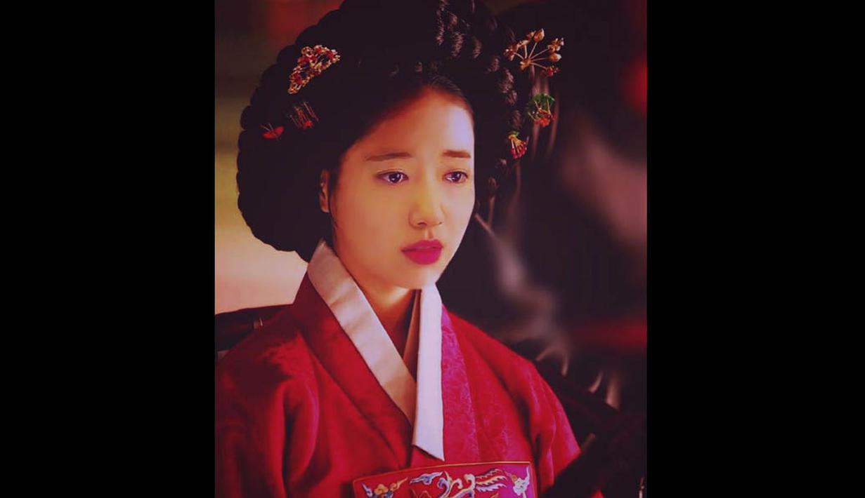 Park Shin Hye juga mengenakan gachae, wig besar dan sangat berat, yang hanya diperbolehkan dipakai para wanita kelas atas pada masa itu. (soompi.com)
