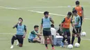 Pemain Timnas Indonesia U-22 melepas dahaga saat latihan di Stadion Madya, Jakarta, Selasa (15/1). Latihan ini merupakan persiapan jelang Piala AFF U-22. (Bola.com/Yoppy Renato)