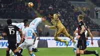 Kiper AC Milan Gianluigi Donnarumma menyundul bola saat pertandingan Liga Italia Serie A, AC Milan kontra Napoli di stadion San Siro di Milan pada 21 Januari 2017. (AFP Photo/Giuseppe Cacace)