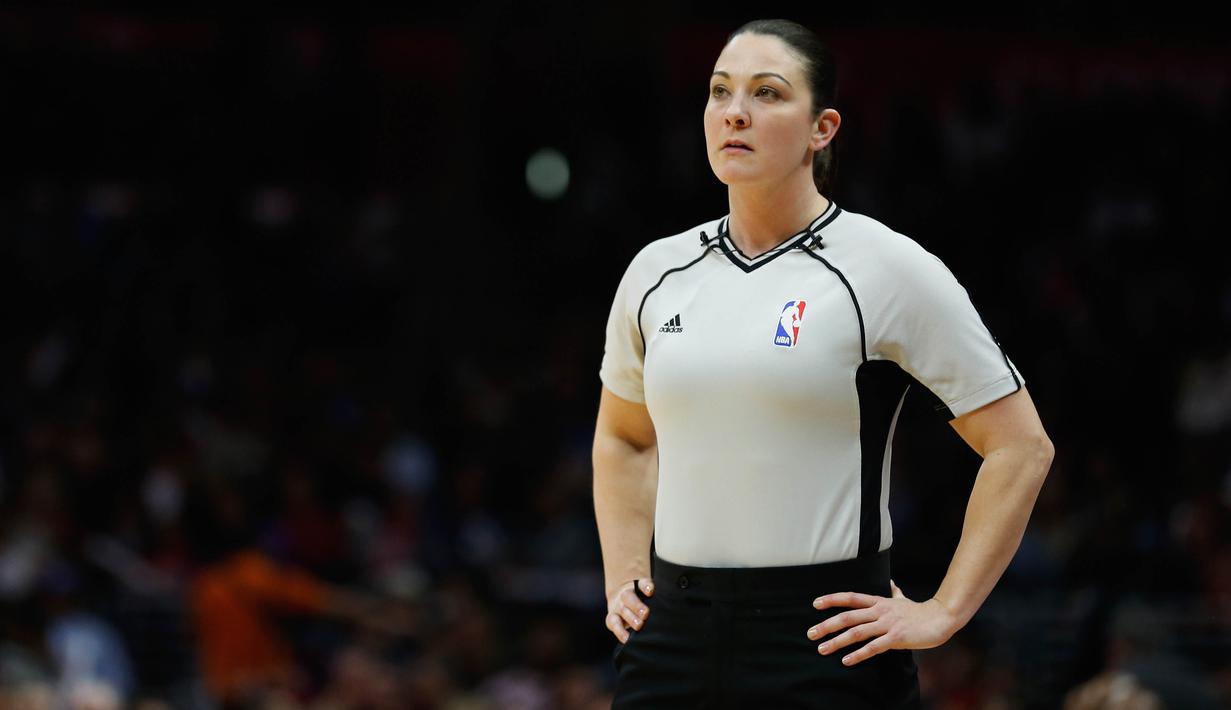  Lauren Holtkamp saat menjadi wasit pada laga NBA antara Minnesota Timberwolves vs Los Angeles Clippers di Staples Center, Los Angeles, California (3/2/2016).   (Sean M. Haffey/Getty Images/AFP)