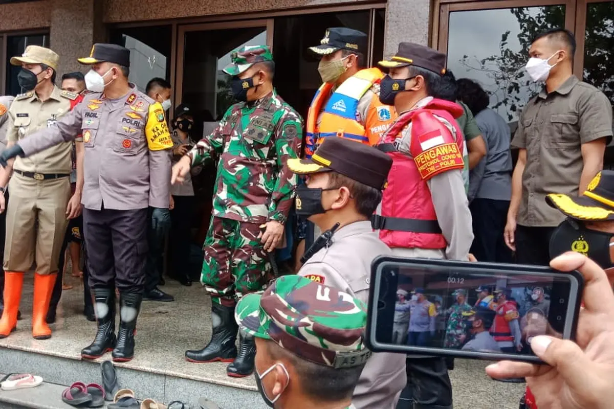 Kapolda Metro Jaya Irjen Pol Fadil Imran dan Pangdam Jaya Mayjen TNI Dudung Abdurachman meninjau posko pengungsian banjir.