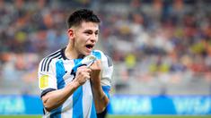 Selebrasi pemain Timnas Argentina U-17, Claudio Echeverri, setelah mencetak gol ke gawang Brasil U-17 dalam pertandingan perempat final Piala Dunia U-17 2023 yang berlangsung di Jakarta International Stadium, Jumat (24/11/2023). (Bola.com/Bagaskara Lazuardi)