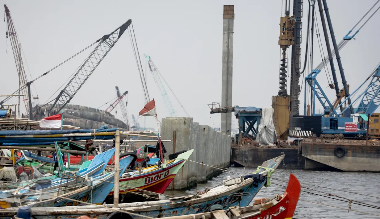 Sejumlah kapal bersandar di dekat tanggul pengaman pantai di kawasan pesisir Cilincing, Jakarta, Jumat (17/3).Yang menjadi tanggung jawab Kementerian PUPR sepanjang 20 km, dimana saat ini tengah dikerjakan sepanjang 4,5 km. (Liputan6.com/Faizal Fanani)