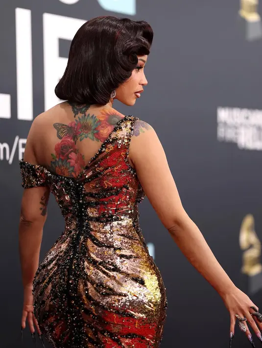 Selain dinominasikan dalam kategori Best Rap Performance untuk lagunya Enough (Miami), Cardi juga memiliki peran penting dalam malam penghargaan tersebut. Ia dipercaya untuk membacakan pemenang Best Rap Album, yang dimenangkan oleh Doechii.  [@iamcardib].