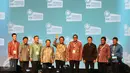 Menkominfo Rudiantara (tengah) foto bersama usai membuka Indonesia E-commerce Summit and Expo (IESE) 2017 di Indonesia Convention and Exhibition (ICE), BSD City, Tangerang Selatan, Rabu (9/5). (Liputan6.com/Angga Yuniar) 