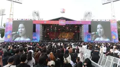 Pengunjung memadati panggung utama gelaran KapanLagi Buka Bareng (KLBB) Festival 2026 hari pertama di Stadion Madya, Kompleks Gelora Bung Karno, Senayan, Jakarta, Sabtu 28 Februari 2026. Hari pertama festival Ramadan terbesar di Jakarta, KapanLagi Buka Bareng (KLBB) Festival 2026, resmi dibuka pada Sabtu 28 Februari 2026. (Dok/Kapanlagi Youniverse)