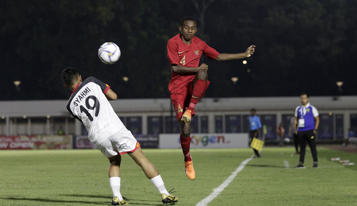 Bek Timnas Indonesia U-16, Alexandro Felix, berebut bola dengan pemain Brunei Darussalam pada laga babak Kualifikasi Piala AFC U-16 2020 di Stadion Madya, Jakarta, Jumat (20/9). Indonesia menang 8-0 atas Brunei. (Bola.com/Yoppy Renato)