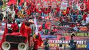 DEMO SETAHUN JOKOWI MA’RUF AMIN: Massa berbagai elemen buruh berunjuk rasa di kawasan Patung Kuda, Jakarta, Kamis (22/10/2020). Aksi yang bertepatan setahun pemerintahan Presiden Joko Widodo-Wapres Ma'ruf Amin itu meminta dikeluarkannya Perppu pencabutan UU Cipta Kerja. (Liputan6.com/Faizal Fanani)