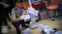 Kapolda Mochamad Iriawan menunjukkan barang bukti pungutan liar (pungli) saat operasi tangkap tangan (OTT) di Kementerian Perhubungan, Jakarta, Selasa (11/10). (Liputan6.com/Faizal Fanani)