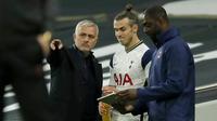 Pelatih Tottenham Hotspur, Jose Mourinho, memberikan arahan kepada Gareth Bale saat melawan West Ham United pada laga Liga Inggris Senin (19/10/2020). Kedua tim bermain imbang 3-3. (AP/Matt Dunham, Pool)