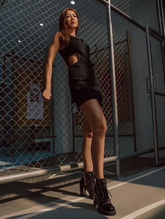 Andrea Dian lebih sering mengenakan dres berwarna simpel seperti warna hitam yang punya kesan elegan. Salah satunya mengenakan short dres polos yang bernuansa gelap. Dipadukan dengan sepatu docmart, membuatnya tampak makin stunning. (Liputan6.com/IG/@andreadianbimo)