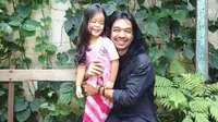 Dimas Djay dan sang anak (Sumber: Instagram/dimas.djay)