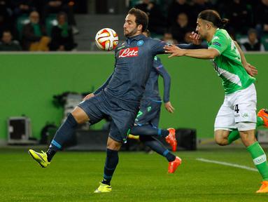 Penyerang Napoli, Gonzalo Higuain bersiap melepaskan tendangan ke gawang Wolfbusrg