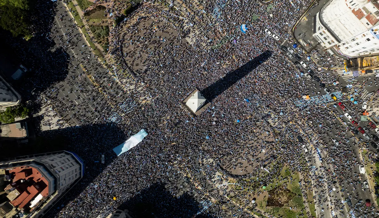 Suporter turun ke Obelisk untuk merayakan kemenangan timnas sepak bola Argentina atas Prancis pada pertandingan sepak bola final Piala Dunia Qatar 2022 di Buenos Aires, Argentina, 18 Desember 2022. Argentina menang 4-2 dalam drama adu penalti setelah pertandingan berakhir imbang dengan skor 3-3. (AP Photo/Rodrigo Abd)