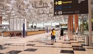 Orang-orang berada di terminal 3 Bandara Changi Singapura (7/12/2020). Bandara Changi Singapura tampak sepi jelang menyambut Natal di Tengah Pandemi COVID-19. (Xinhua/Then Chih Wey)