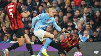 Erling Haaland (Manchester City) berebut bola dengan Bafode Diakite (Bournemouth) dalam laga Liga Inggris di Etihad Stadium, 2 November 2025. (AP Photo/Ian Hodgson)
