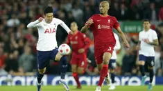 Pemain Tottenham Hotspur Son Heung-min (kiri) menggiring bola melewati pemain Liverpool Fabinho pada pertandingan sepak bola Liga Inggris di Stadion Anfield, Liverpool, Inggris, 7 Mei 2022. Pertandingan berakhir imbang 1-1. (AP Photo/Jon Super)