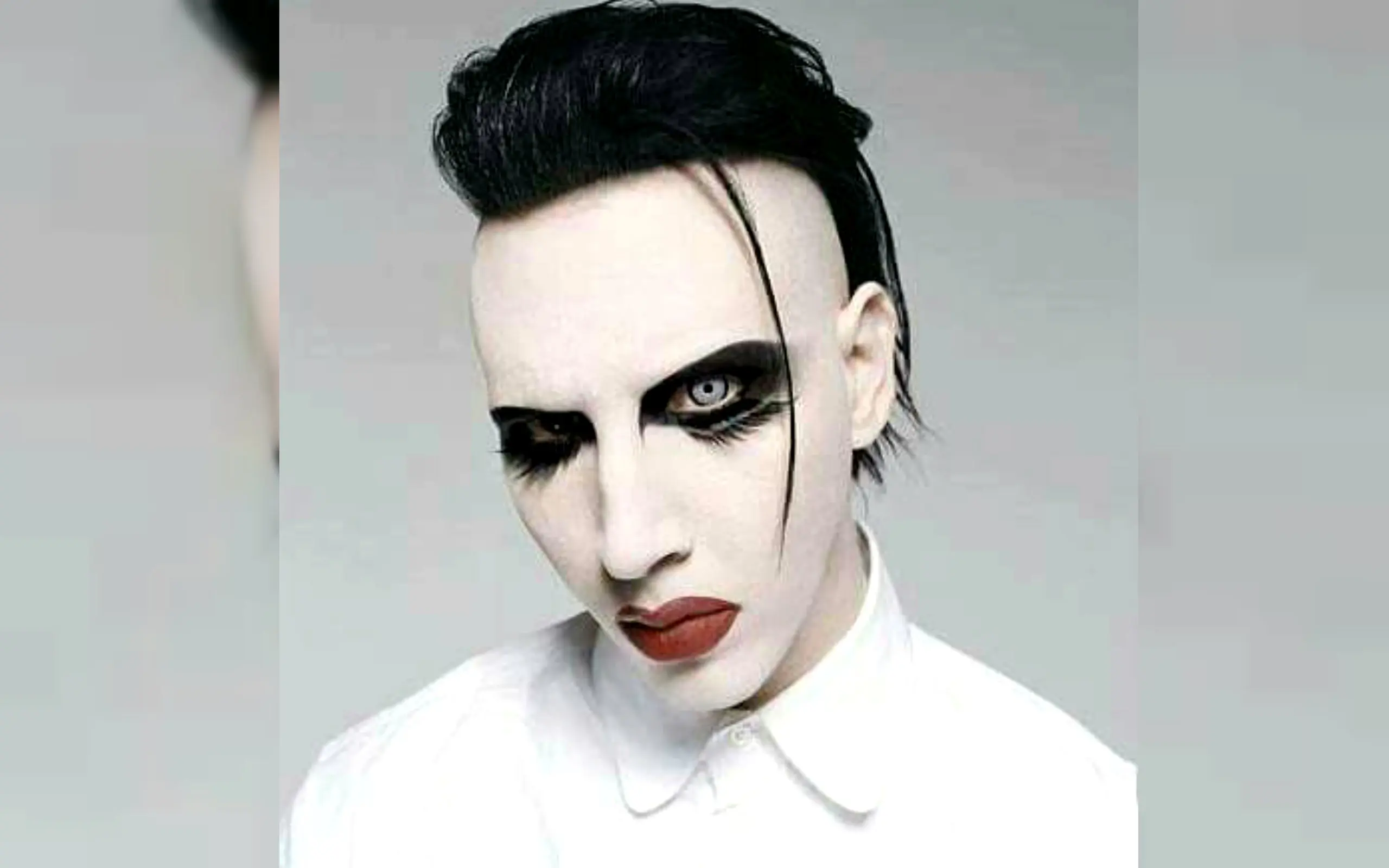 Marilyn Manson dengan dandanannya yang kontroversial