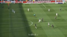 Berita video striker Lyon mencetak gol dari tengah lapangan dalam highlights laga melawan Bordeuax ini. This video presented by BallBall.