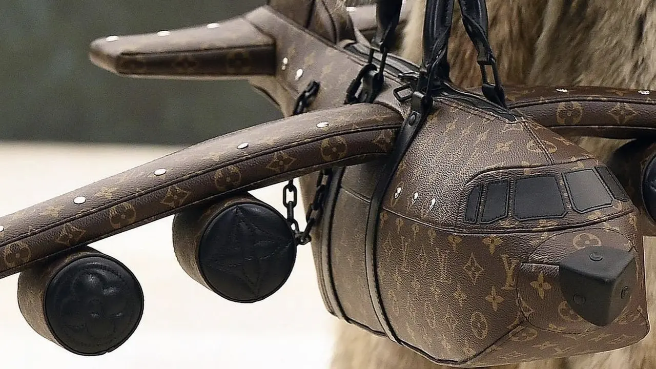 Melihat Tas Siluet Pesawat Louis Vuitton yang Bikin Geger Wargnet