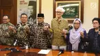 Ketua Umum PBNU, KH Said Aqil Siradj bersama Pdt Gomar Gultom (PGI), Romo Heri Wibowo (KWI), Romo Franz Magnis Suseno, Anyir Sulaiman (UKI) dan Alissa Wahid (GNI) bergandengan tangan usai menyerukan perdamaian di Papua, di Jakarta, Senin (9/9/2019). (Liputan6.com/Angga Yuniar)