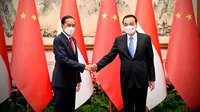 Presiden Jokowi mengawali agenda kunjungan kerja di China dengan melakukan pertemuan bilateral dengan Perdana Menteri (PM) China Li Keqiang, Selasa (26/7/2022) sore.