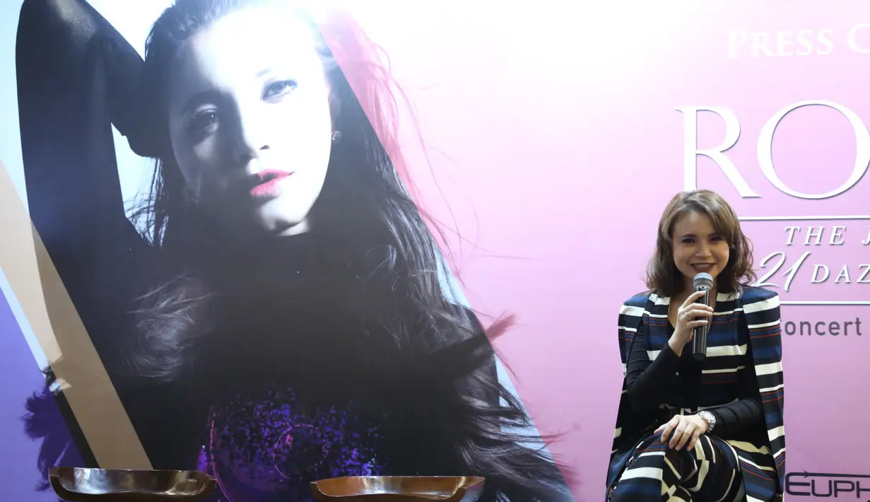 "Ini adalah preskon untuk konser saya tar tanggal 4 November di Singapura, di Explanade. Semua penyanyi ingin konser di sana. Ini kali kedua konser di sana," kata Rossa di Lippo Mall Kemang, Jakarta Selatan, Rabu (4/10/2017). (Nurwahyunan/Bintang.com)