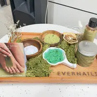 Tray berisi serangkaian produk yang digunakan untuk treatment hand & foot spa, mulai dari green tea bath salt, matcha scrub, matcha clay mask, gentle cleanser, dan milk lotion. (Foto/Dok: Fimela reporter/Amelia S. Aswandi)