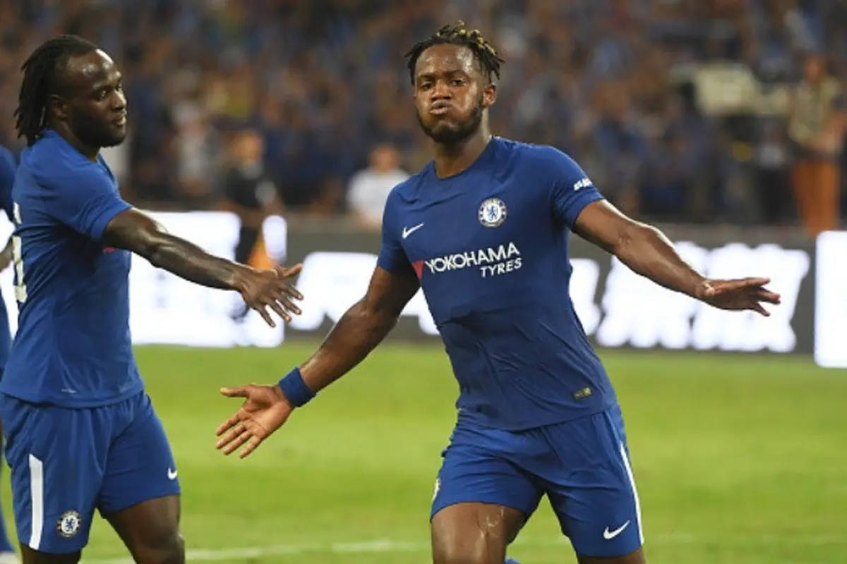 Striker Chelsea, Michy Batshuayi (kanan) merayakan gol ke gawang Arsenal pada laga persahabatan di Stadion Nasional, Beijing, Sabtu (22/7/2017). 