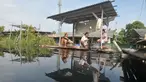 Warga mencuci pakaian di saluran irigasi terusan Kalimalang Desa Karangasih, Kecamatan Cikarang Utara, Kabupaten Bekasi, Jawa Barat Rabu (12/6/2024). (merdeka.com/Imam Buhori)
