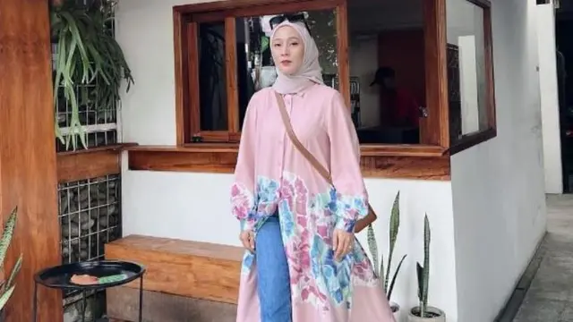 Tampil Kasual dan Modis dengan Paduan Hijab, Tunik Panjang dan Jeans